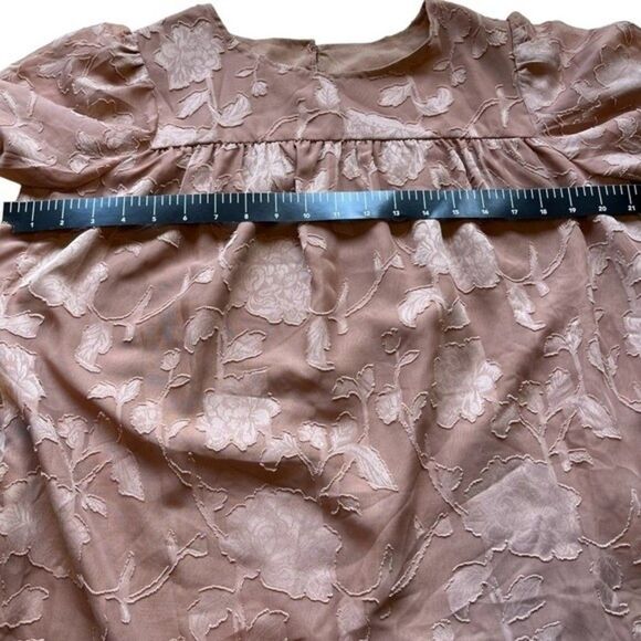 Women Blouse Deep Rose Floral Applique Flouncy Sleeve Button Back Neck Sz Small - Picture 15 of 16